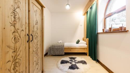 1 queen bed, 1 twin bed, 1 sofa bed