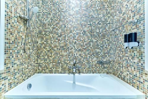 Golden Homes 1BR Reehan miniPalais Beside Burjh & Dubai mall Downtown, Dubai (photo 10)