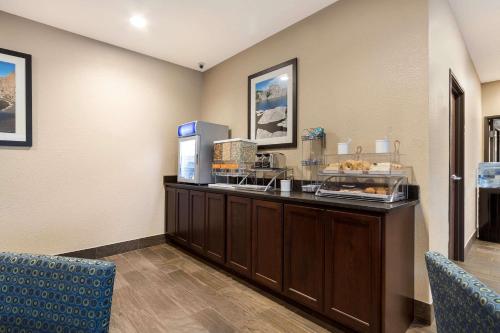 Comfort Inn - image 2