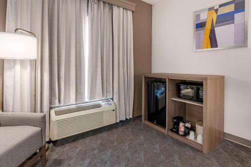 Efficiency Two Room Suite with Sofa bed - Non Smoking