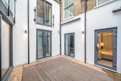 ALTIDO Stylish 3 bed, 3 bath house with private courtyard in Chelsea