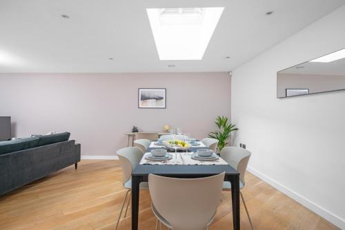 ALTIDO Stylish 3 bed, 3 bath house with private courtyard in Chelsea