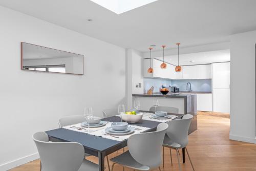 ALTIDO Stylish 3 bed, 3 bath house with private courtyard in Chelsea