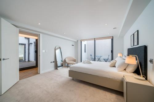 ALTIDO Stylish 3 bed, 3 bath house with private courtyard in Chelsea