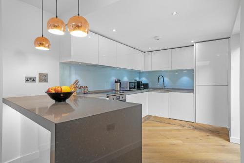 ALTIDO Stylish 3 bed, 3 bath house with private courtyard in Chelsea