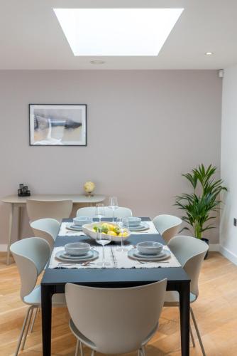 ALTIDO Stylish 3 bed, 3 bath house with private courtyard in Chelsea