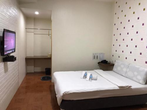 Bed, Im Inn Hotel Sorsogon near SM or Terminal in Sorsogon