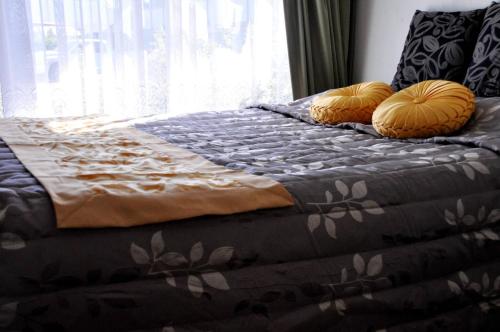 1 queen bed, 1 twin bed