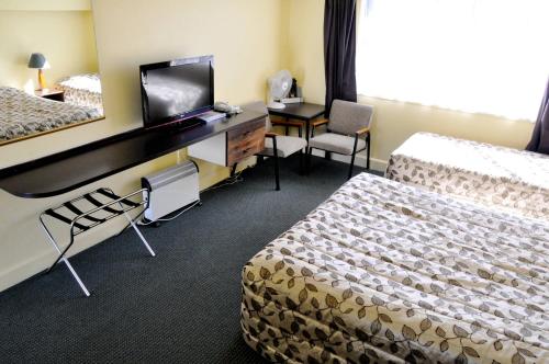 1 queen bed, 2 twin beds