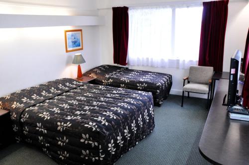 1 queen bed, 1 twin bed