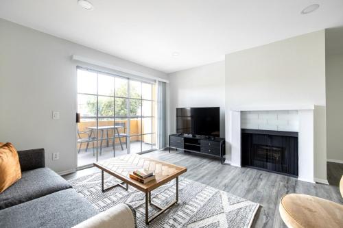 Dapper WeHo 1BR nr Groceries Shopping LAX-386 in Los Angeles, USA