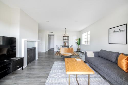 Dapper WeHo 1BR nr Groceries Shopping LAX-386 in Los Angeles, USA