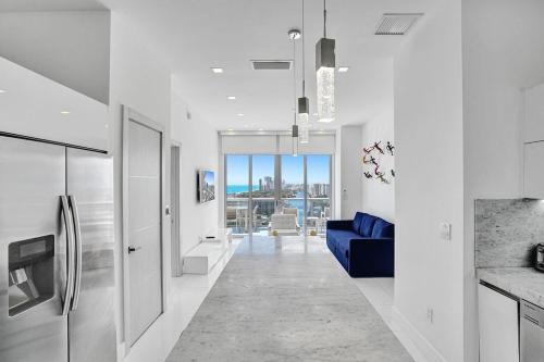 Modern Penthouse condo with 2 Large private terraces - image 3
