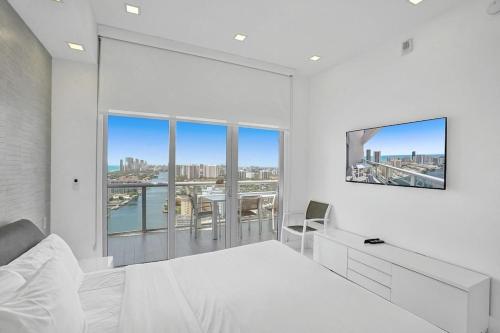 Modern Penthouse condo with 2 Large private terraces - image 2