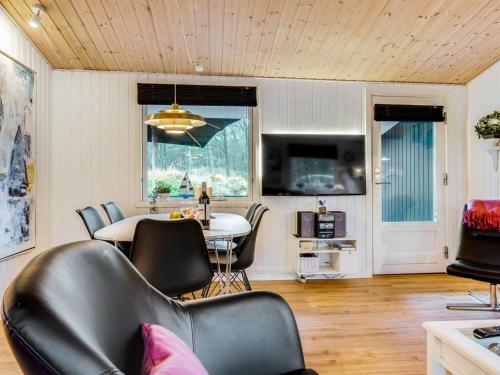 Holiday Home Emeline - 1-7km from the sea in NW Jutland by Interhome