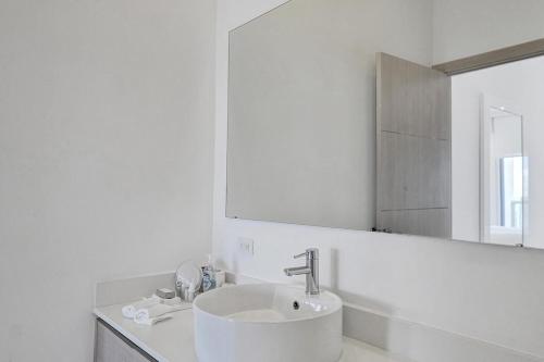 Modern Penthouse condo with 2 Large private terraces - image 4