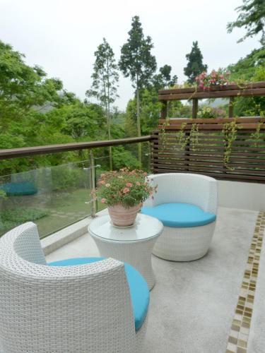 شرفة/ تراس, Around The Tree Manor in Shitan Township