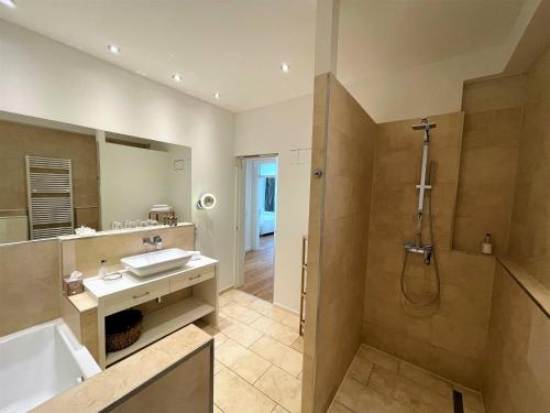 120qm Deluxe Apartment Suites Christina im Stil Design Hotel Vosteen Nähe der Kaiserburg - image 2
