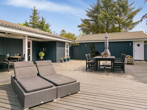 Holiday Home Clarabelle - 700m from the sea in NE Jutland by Interhome