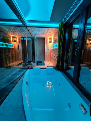 Smart Luxury Penthouse Suites - Private Sauna, Hot-Tub, Home Cinema at the best Location in Skopje, Скопье