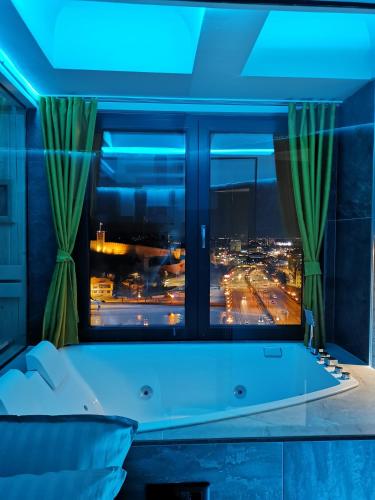 Smart Luxury Penthouse Suites - Private Sauna, Hot-Tub, Home Cinema at the best Location in Skopje, Skopje (photo 3)