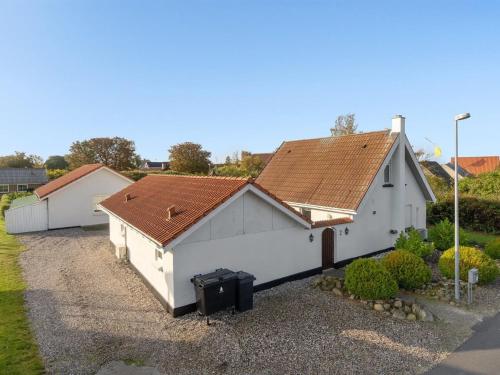 Holiday Home Hethin - 100m from the sea in NE Jutland by Interhome