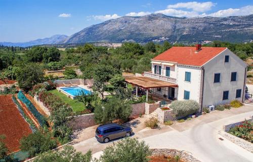 Villa Antonija heated private pool, near Dubrovnik,8plus 2 p ideal for families and groups in Mocici