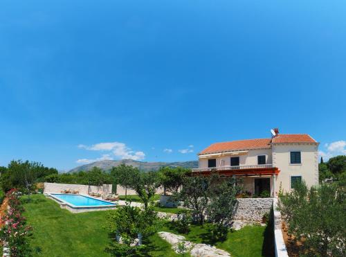Villa Antonija heated private pool, near Dubrovnik,8plus 2 p ideal for families and groups in Mocici