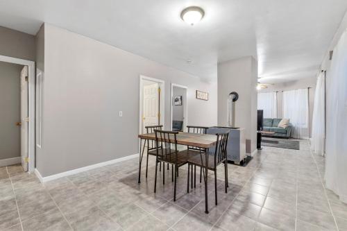 Facilities, Sleeps 5 near ferry, train to Boston and downtown 3br apartment in New Bedford (MA)
