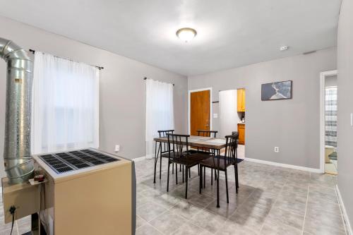 Facilities, Sleeps 5 near ferry, train to Boston and downtown 3br apartment in New Bedford (MA)