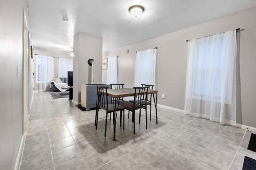 Facilities, Sleeps 5 near ferry, train to Boston and downtown 3br apartment in New Bedford (MA)