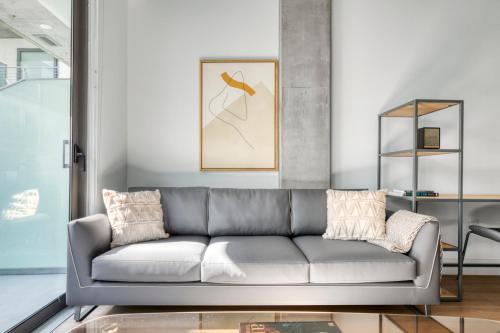 Downtown 1BR w Pool Gym WD nr Staples Center LAX-543 in Los Angeles, USA