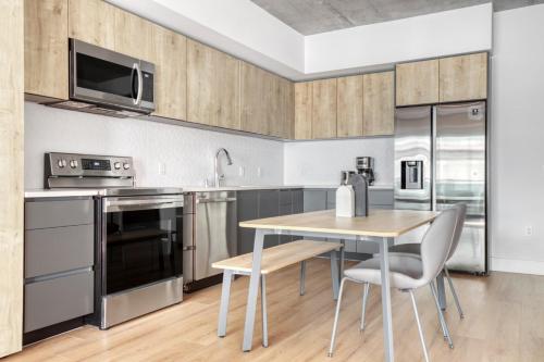 Downtown 1BR w Pool Gym WD nr Staples Center LAX-543 in Los Angeles, USA