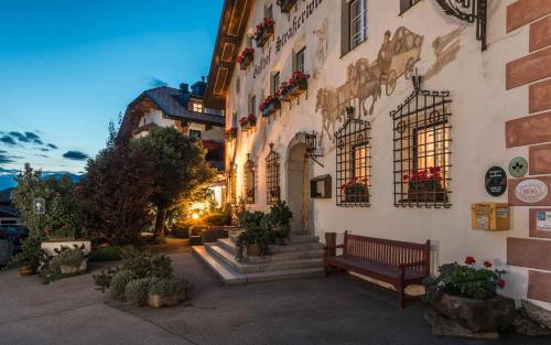 Strasserwirt - Ansitz zu Tirol - Hotel - Strassen