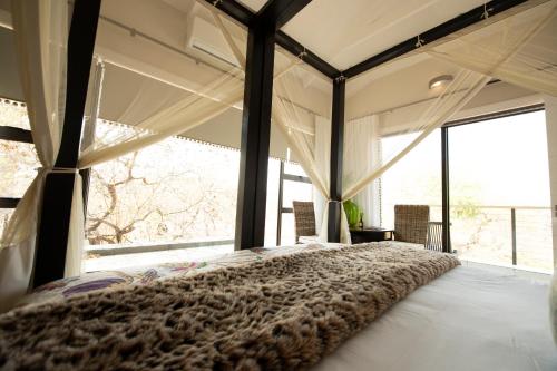 440288869 Safari Moon Luxury Bush Lodge