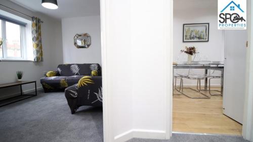 City Lofts Cardiff Spacious with parking Ideal for Families or Contractors - image 3