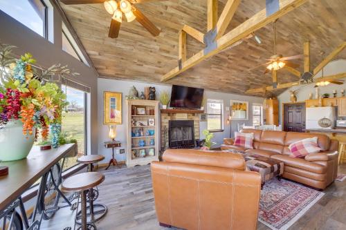 Incredible Log Home 1 Mile from Lake Tenkiller in Vian, USA