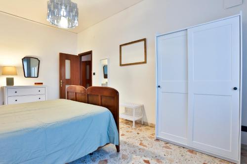 One-Bedroom Apartment image 6