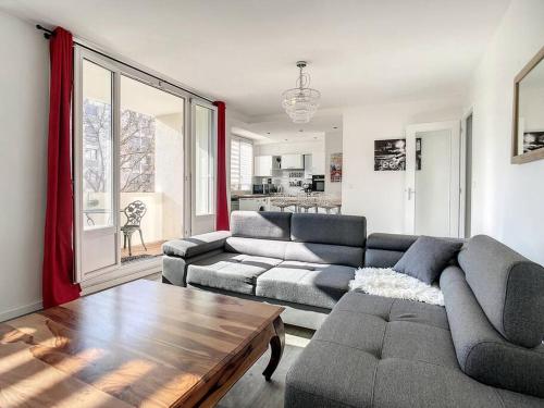 Appartement Moderne Elégant Spacieux, 1 lit Queen size,1 lit King size, 2 parkings sécurisés avec gardien - Location saisonnière - Caluire-et-Cuire