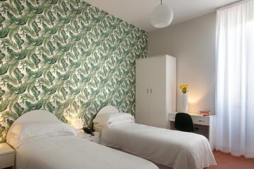 1 queen bed, 1 twin bed