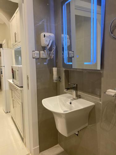 Bathroom, MED Luxury Suites and Apparts in Taibah University