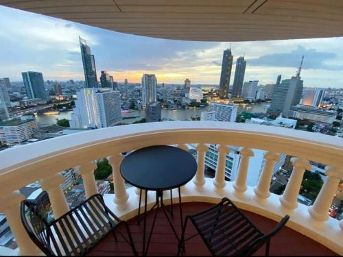 Central Bangkok, 5 stars river view & characteristic decor