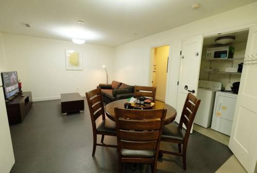 Beautiful 1 Bedroom Garden Suite in Metrotown in Burnaby (BC)