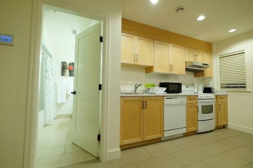 Beautiful 1 Bedroom Garden Suite in Metrotown in Burnaby (BC)