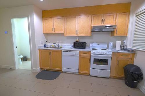 Beautiful 1 Bedroom Garden Suite in Metrotown in Burnaby (BC)