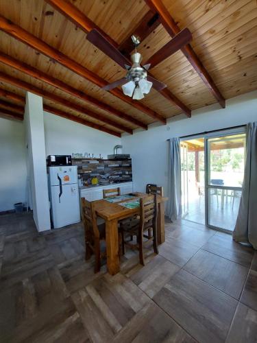 virtuve, Cabañas Matices del Lago (Cabanas Matices del Lago) in Solar de los Molinos