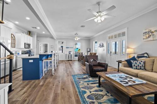 Boat Dock Access: Waterfront Freeport Home! in San Luis Island (TX)