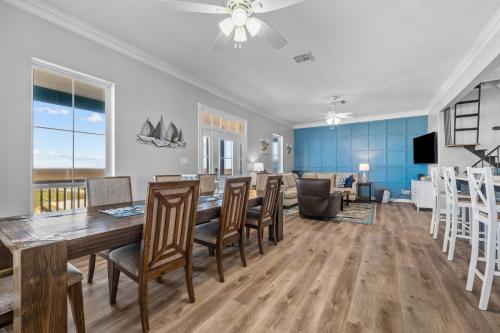Boat Dock Access: Waterfront Freeport Home! in San Luis Island (TX)