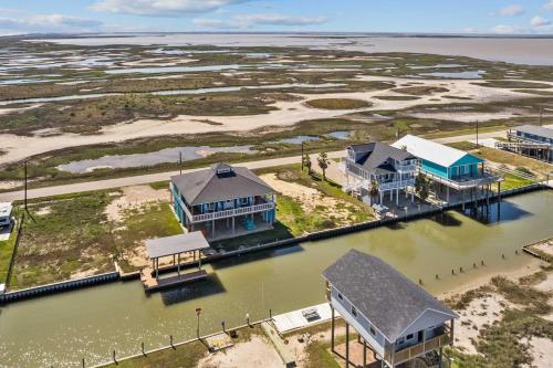 Boat Dock Access: Waterfront Freeport Home! in San Luis Island (TX)