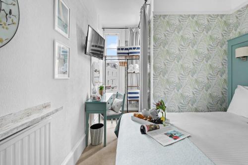 Small Double Room image 5